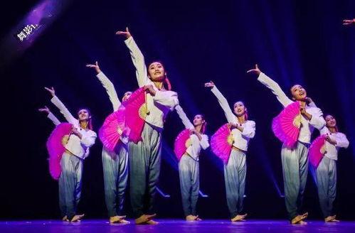 成人舞蹈快乐女人视频,成人舞蹈快乐女人风采展示