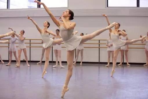 麦浪成人舞蹈教学视频,跟随成人舞蹈教学视频，轻松解锁舞蹈魅力