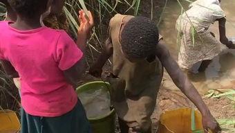 成人模仿婴儿笑的视频,成人童趣瞬间捕捉