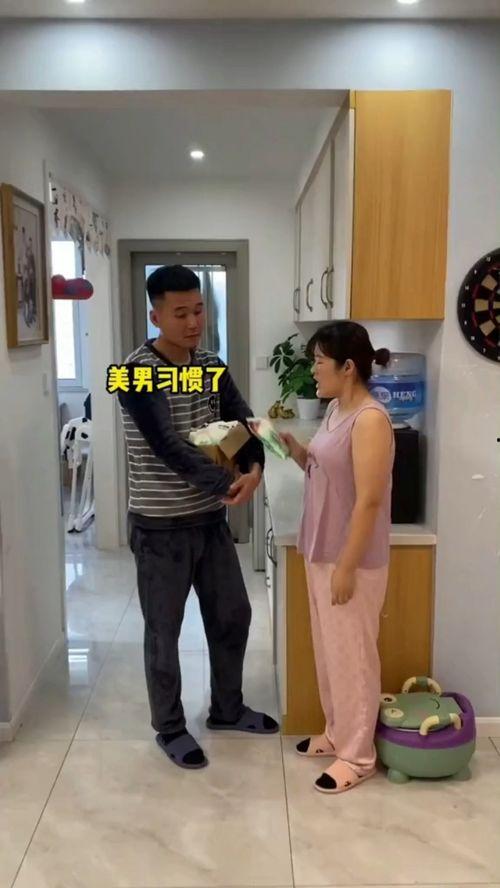 成人背带背起女人搞笑视频,成人背带背起女人，搞笑瞬间引爆笑点