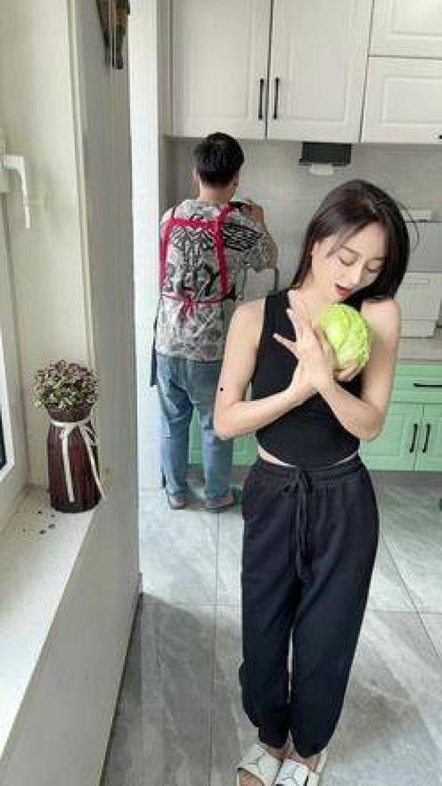 成人背带背起女人搞笑视频,成人背带背起女人，搞笑瞬间引爆笑点