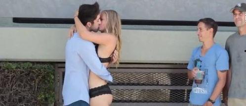 成人背带背起女人搞笑视频,成人背带背起女人，搞笑瞬间引爆笑点