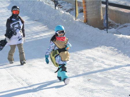 成人滑雪滑得好的视频,一镜到底的精彩滑雪瞬间