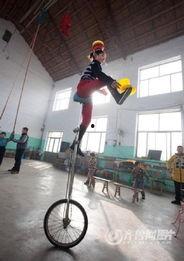 成人独轮车杂技视频,挑战极限的视觉盛宴